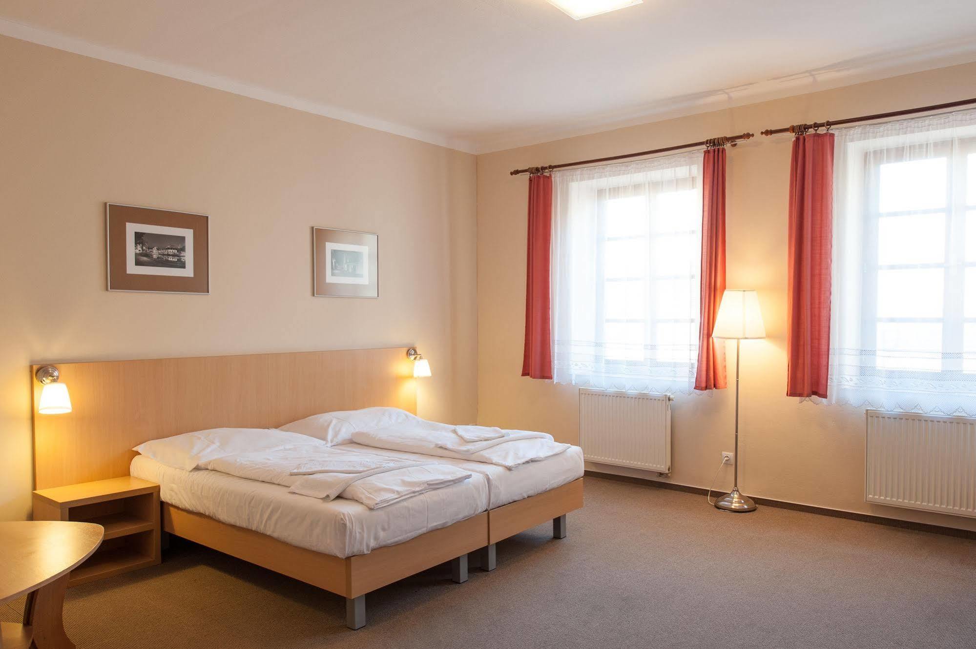 Hotel V Centru Ческе-Будеёвице Экстерьер фото